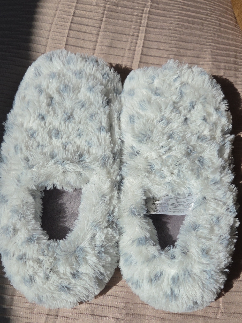 Cozy Faux-Fur Women's Microwavable Slipper - Light Blue and White
